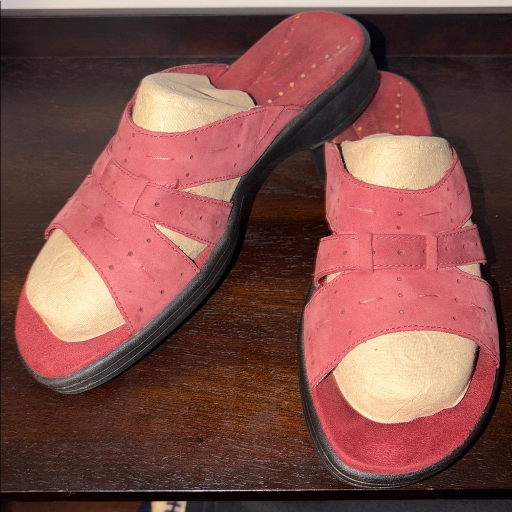 LIKE NEW! CLARKS SPRINGERS / SLIP ON SANDAL / 9M -  RED
